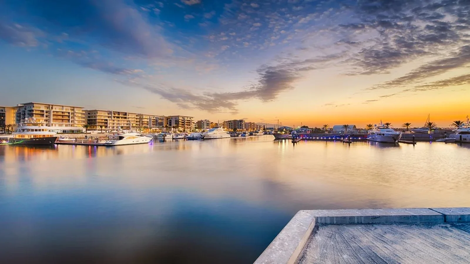 马斯喀特 Al Mouj 滨海住宅区。