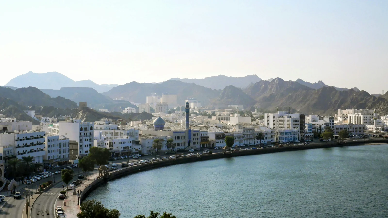 خليج مطرح وكورنيشها والمباني البيضاء والجبال في مسقط