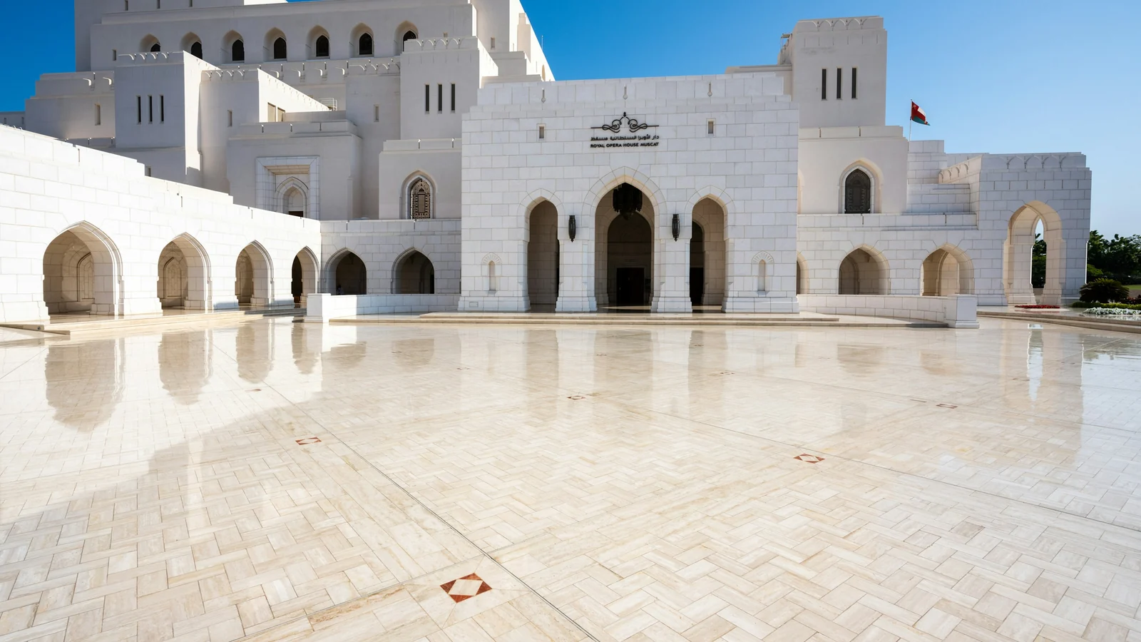 عمارة بيضاء وساحة رخامية في مسقط