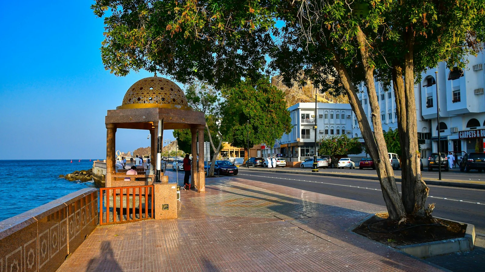 مظلّة وممشى الواجهة البحرية في مطرح