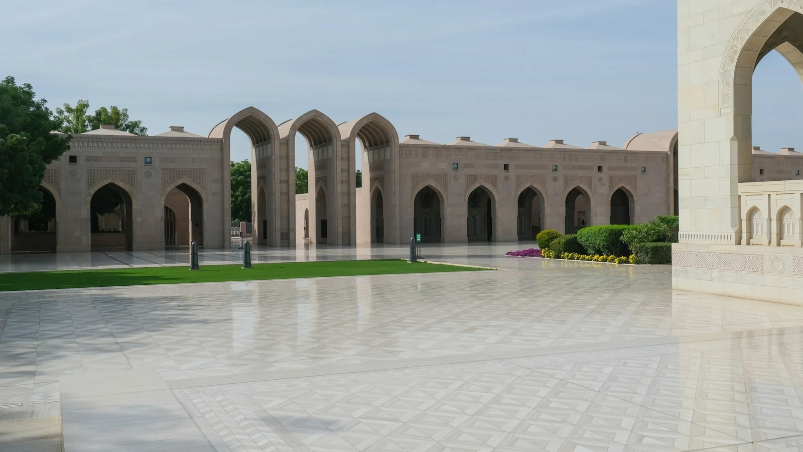 ساحة جامع السلطان قابوس الأكبر في مسقط