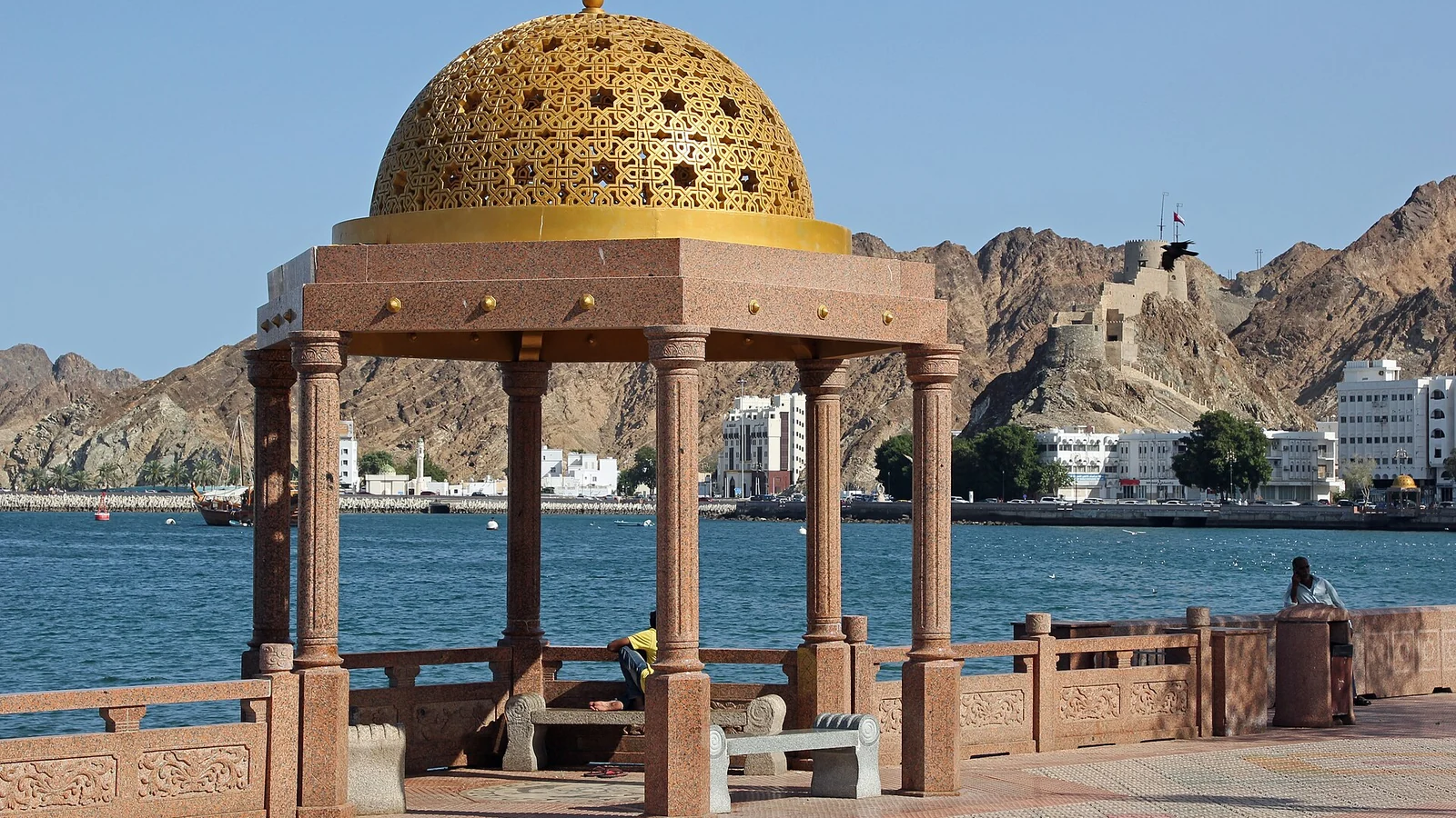 مظلة ذات قبة بجوار البحر على ممشى مطرح